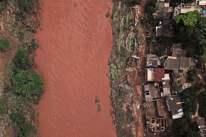 Vista aérea del río desbordado Das Velhas, en Sabará (Brasil), después de las fuertes lluvias. Al menos 30 personas han muerto en dos días por las tormentas en el sureste de Brasil.