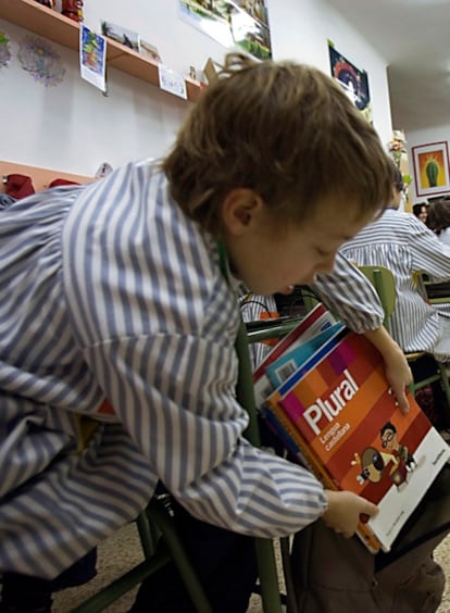 Uno de los alumnos de la escuela de la Escola Sant Jordi guardando sus libros en la mochila.