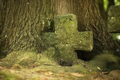 Una gran cruz de piedra como tumba de los soldados alemanes caídos en la Primera Guerra Mundial, en Hooglede, Bélgica. 4 de agosto de 2014.