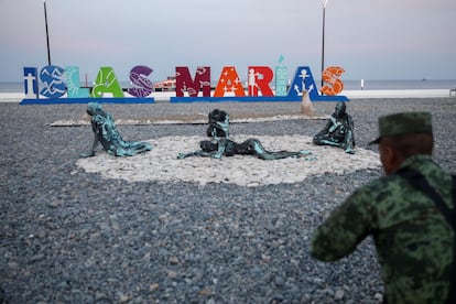 Un militar toma una fotografía en la isla María Madre, el 16 de diciembre.