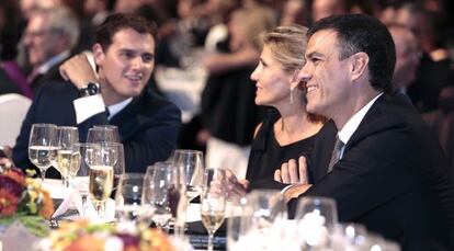 Albert Rivera y Pedro Sánchez, en la entrega de los premios Planeta.