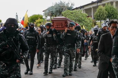 Fernando Villavicencio's coffin is taken to a cemetery in Quito.