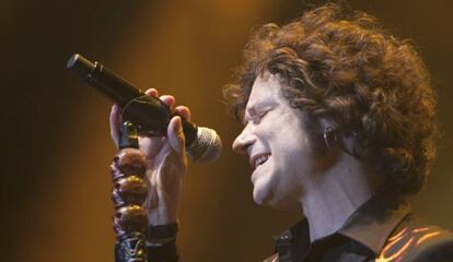 Enrique Bunbury durante un concierto