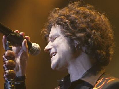 Enrique Bunbury durante un concierto