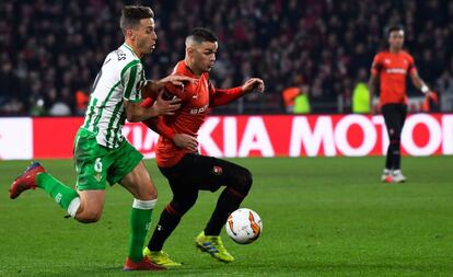 Ben Arfa lleva el balón ante Canales.