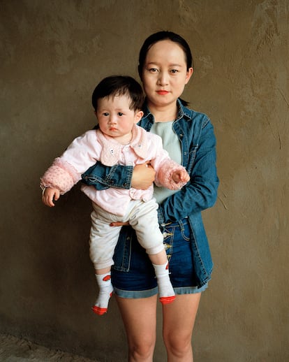 Una madre y su hija fotografiados en la provincia de Yunnan. Viene de la ciudad (donde vive y trabaja con su marido) a visitar a su  hijo, a quien han dejado al cuidado de sus abuelos. 2019.
