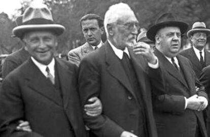 Desde el balcón del Ayuntamiento de Salamanca, el escritor y filósofo Miguel de Unamuno (en la foto, en el centro) proclamó el 14 de abril de 1931 la II República. Acababa de empezar su carretera política, primero como concejal y luego como diputado.