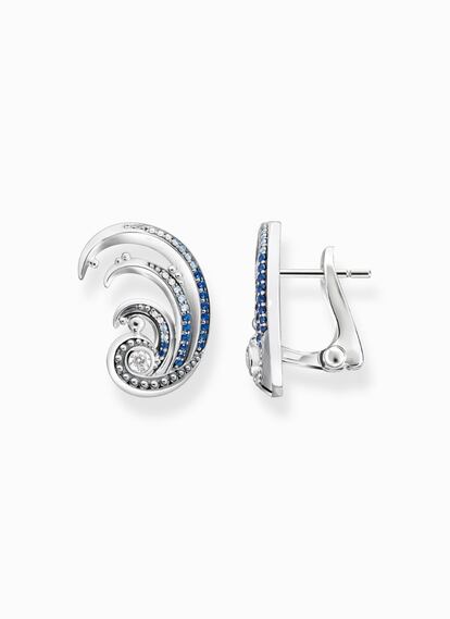 Estos pendientes de Thomas Sabo se convierten en una ola gracias a la pedrería en tonos azules. 298 €