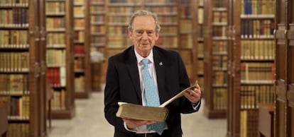 Jos&eacute; Manuel Blecua, con el &#039;Diccionario de autoridades&#039;, publicado en el siglo XVIII, en la biblioteca de la RAE.