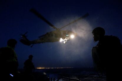 Soldados israelíes participan en un simulacro en un buque en el mar Mediterráneo, frente a la costa de Ashdod (Israel).