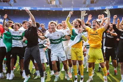 Los jugadores del Elche celebran su ascenso a Primera División tras ganar al Deportivo.