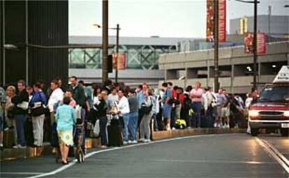 Los pasajeros forman largas colas para poder entrar en la terminal del aeropuerto de Boston, controlado por la Guardia Nacional de Massachusetts.