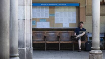 Un estudiante en la facultad de Matemáticas de la Universidad de Barcelona en junio.