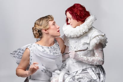 Abril Zamora, en la piel de Virginia Woolf, y Laia Manzanares como Orlando.
