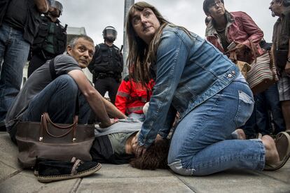 Una dona és atesa després dels enfrontaments amb la Guàrdia Civil a Sant Julià de Ramis.