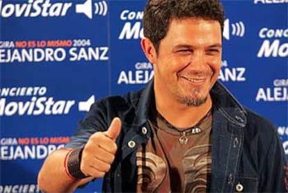 El cantante Alejandro Sanz, durante la presentación en Madrid de su gira <i>No es lo mismo 2004</i>.
