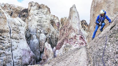 Un escalador en una de las agujas de roca cercanas al área del proyecto minero Los Domos, en la patagonia de Chile.