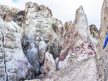 Un escalador en una de las agujas de roca cercanas al área del proyecto minero Los Domos, en la patagonia de Chile.