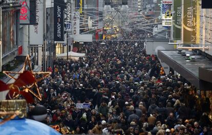 Compras de navidad en una c&eacute;ntrica calle de Dortmund (Alemania)