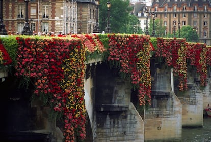 Intervención del diseñador japonés Kenzo en el Pont Neuf de París, en 1994.