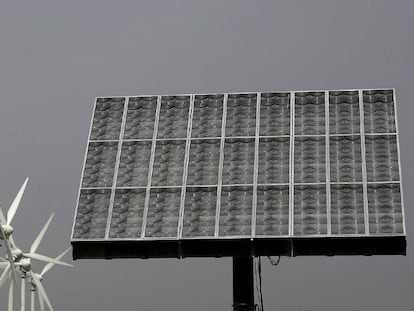 Molinos aerogeneradores y panel de energ&iacute;a fotovoltaica en Santa Cruz de Tenerife.