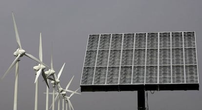 Molinos aerogeneradores y panel de energ&iacute;a fotovoltaica en Santa Cruz de Tenerife.
