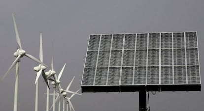 Molinos aerogeneradores y panel de energía fotovoltaica en Santa Cruz de Tenerife.