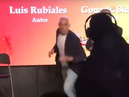 Un tío de Luis Rubiales ataca al expresidente de la Federación durante la presentación de su libro lanzándole dos huevos