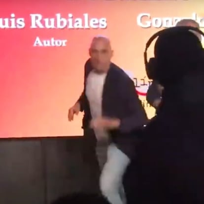 Un tío de Luis Rubiales ataca al expresidente de la Federación durante la presentación de su libro lanzándole dos huevos
