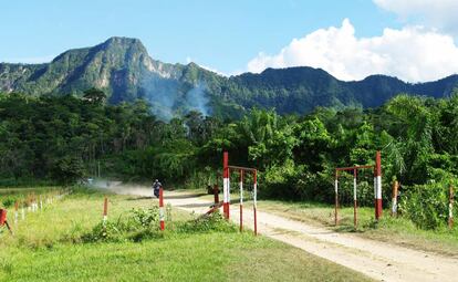 La carretera que conecta el aeropuerto con el pueblo de Rurrenabaque, en el Parque Nacional Madidi, en Bolivia.