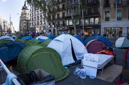 La acampada sigue en la plaza Universitat de Barcelona.