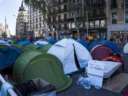 La acampada sigue en la plaza Universitat de Barcelona.