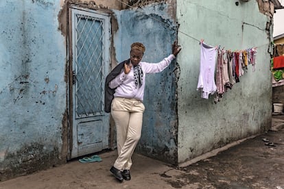 Charlotte Ngaoumboue, de 44 anos, é costureira. Seus acessórios favoritos são o par de sapatos de J. M. Weston.