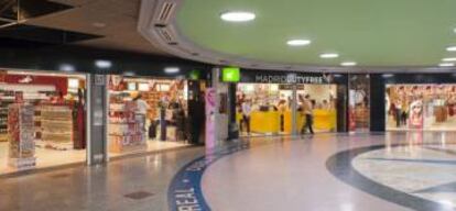 Varias tiendas en la zona comercial del aeropuerto de Bajaras (Madrid).