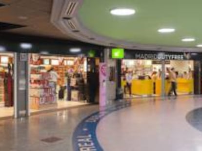 Varias tiendas en la zona comercial del aeropuerto de Bajaras (Madrid).