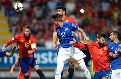 Diego Costa cabecea la pelota y marcar un gol durante el partido de fútbol entre España y Liechtenstein en León.