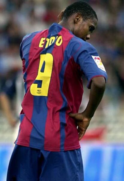 Eto'o, pensativo tras un lance del encuentro.