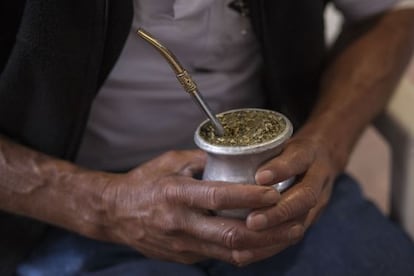 Un campesino toma infusión de mate.