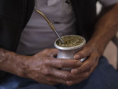 Un campesino toma infusión de mate.