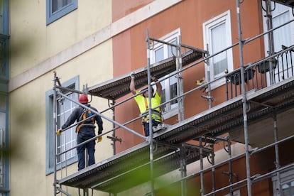 Dos trabajadores montan un andamio en Santander (Cantabria).