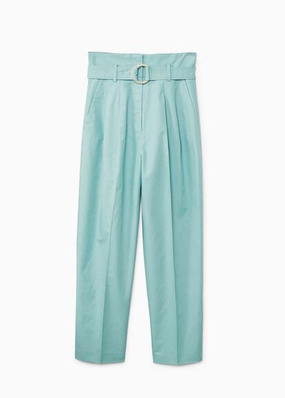 Pantalón en azul bebé, de Mango (39,99 euros).