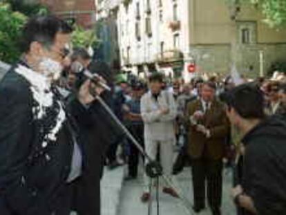 barcelona,s/n -recibida por e-mail- 13/5/00 Joaquim Nadal, alcalde de Girona,l trás ser agredido con una tarta de nata en la cara, propinada por un miembro del colectivo okupa en la inauguración de la exposición de flores de Girona. foto: DAVID ESTANY/DI