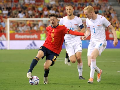 Gavi controla el balón ante dos jugadores checos durante el España-República-Checa (2-0) de la cuarta jornada de la Liga de las Naciones disputado el pasado domingo en La Rosaleda de Málaga.