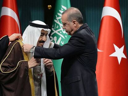 El presidente de Turquía, Recep Tayyip Erdogan, entrega el martes la medalla más alta del Estado turco al rey Salman de Arabia Saudí.