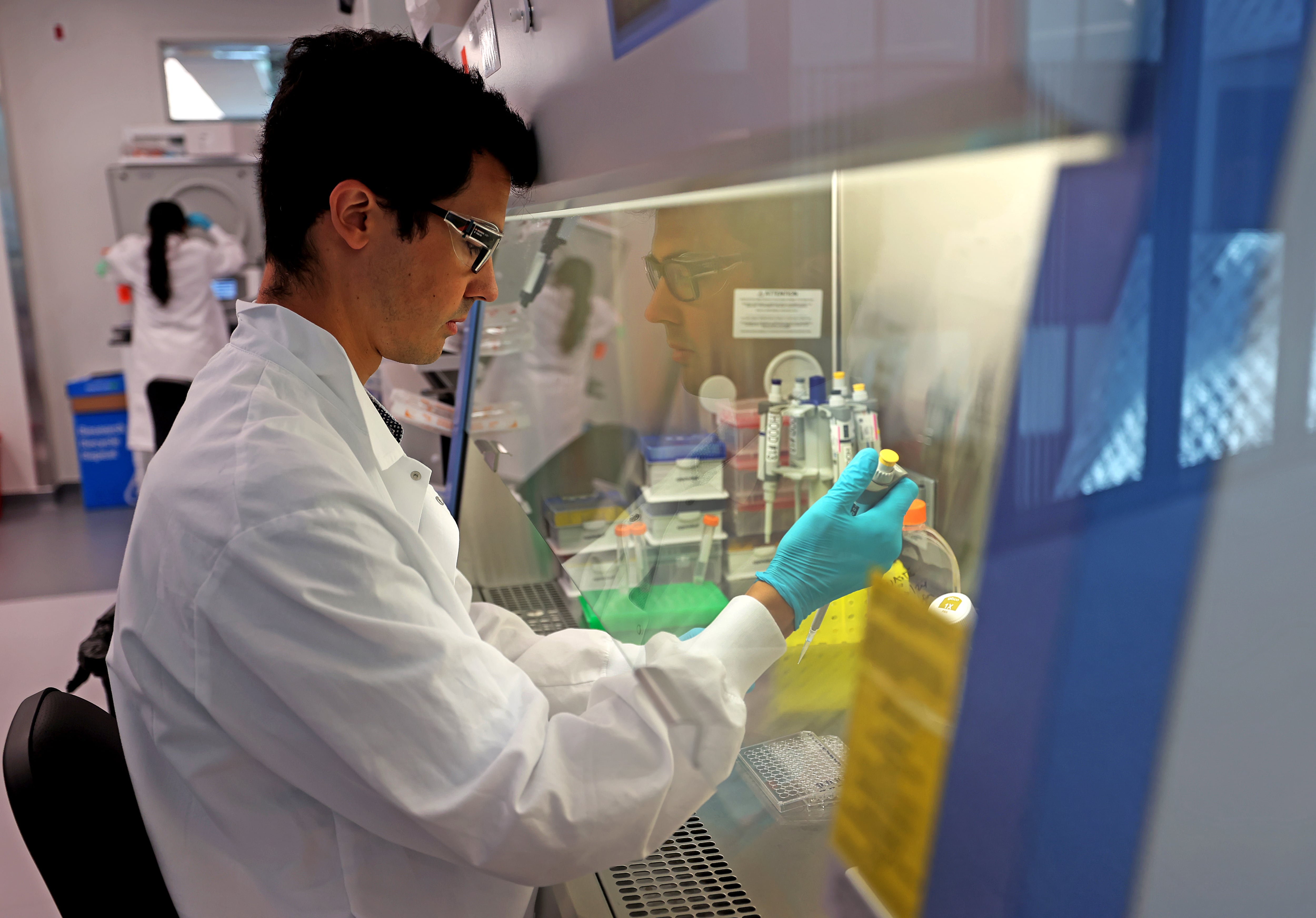 El anuncio del éxito de la primera vacuna contra el melanoma dispara las acciones de Moderna y Merck
