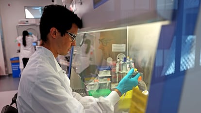 Moderna y Merck anuncian el éxito de la primera vacuna personalizada contra el melanoma y sus acciones se disparan en Bolsa