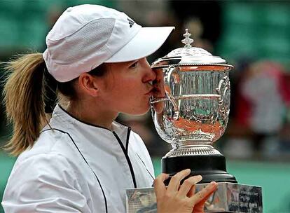 La nueva temporada despejó todas las dudas sobre la calidad de la tenista belga, pese a que una lesión en la rodilla la mantuvo apartada del torneo de Sydney, el Abierto de Australia, Doha y Dubai. Regresó en Miami, y a la derrota en cuartos de final ante Sharapova le siguió una racha de 24 partidos sin perder. Ganó en Charleston, Warsaw, Berlín y, de nuevo, en Roland Garros. El segundo de su carrera. Henin volvía al top cinco.