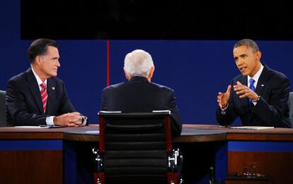 Romney y Obama, con el moderador del debate, Bob Schieffer.