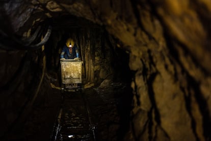 Un minero empuja un carro con minerales en crudo, en una mina de oro en Marmato, departamento de Caldas (Colombia)