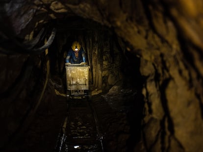 Un minero empuja un carro con minerales en crudo, en una mina de oro en Marmato, departamento de Caldas (Colombia), en junio de 2021.